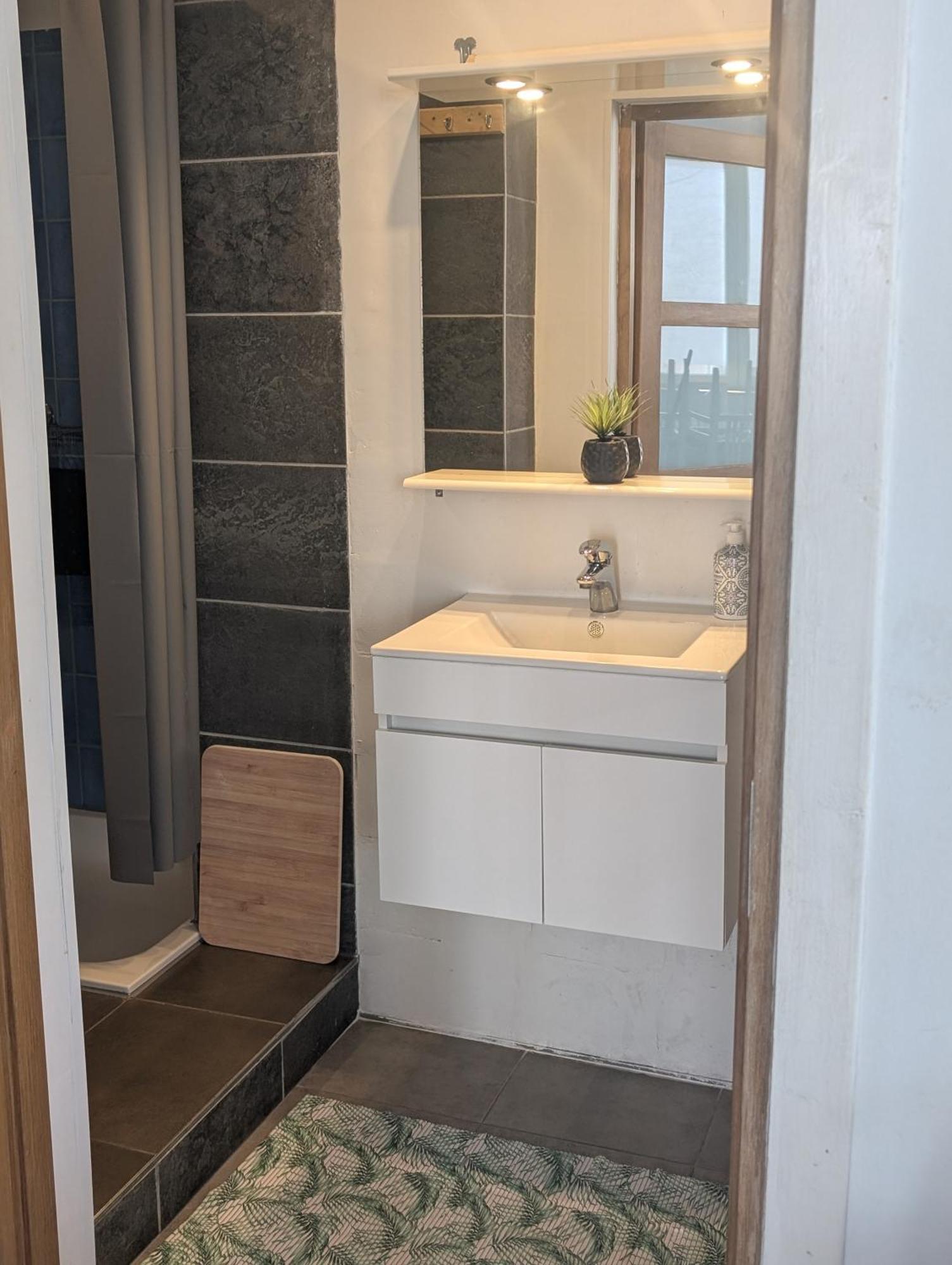 Appartement Spacieux Avec Parking Et Terrasse 드판 외부 사진